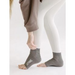 Skarpetki Joy in me On/Off the mat socks - Taupe Brown. Brązowe skarpety męskie Joy in me, bez wzorów. Za 29.99 zł.