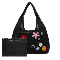 Torebka Marc Jacobs. Czarne torebki do ręki damskie Marc Jacobs, bez wzorów, klasyczne, bez dodatków. Za 1,499.00 zł.