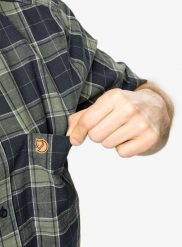 Koszula podróżnicza męska Fjallraven Ovik Travel Shirt S/S. Niebieskie koszule męskie Fjällräven, m, bez wzorów, z materiału, klasyczne, bez kołnierzyka, bez ramiączek. Za 408.80 zł.