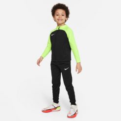 Dres treningowy chłopięcy Nike Academy. Czarne spodnie sportowe dla chłopców Nike, bez wzorów, z dresówki, sportowe, do piłki nożnej. Za 233.85 zł.