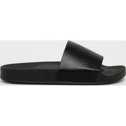 Answear - Klapki. Białe klapki damskie ANSWEAR, bez wzorów, z materiału, bez obcasa, na obcasie. W wyprzedaży za 39.90 zł.