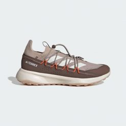 Buty Terrex Voyager 21 Travel. Białe obuwie sportowe damskie Adidas, bez wzorów, z materiału, do biegania. Za 439.00 zł.