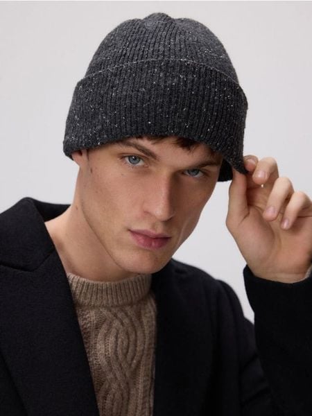 Czapka beanie z domieszką wełny - ciemnoszary. Szare czapki i kapelusze męskie Reserved, bez wzorów, z wełny. W wyprzedaży za 49.99 zł.