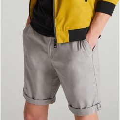 Bawełniane szorty chino - Jasny szary. Spodnie materiałowe męskie Reserved. W wyprzedaży za 39.99 zł.