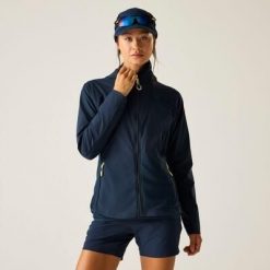 Damska kurtka softshell Nomadic Panelled Water-Repeat z kapturem. Niebieskie kurtki sportowe damskie Dare 2b, s, bez wzorów, z materiału, z kapturem, trekkingowe. Za 399.99 zł.