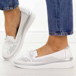 Białe ażurowe skórzane półbuty damskie S.Barski 7043. Białe półbuty damskie S.BARSKI, na jesień, w ażurowe wzory, z jeansu, casualowe, z okrągłym noskiem, bez obcasa, na płaskiej podeszwie, bez zapięcia. Za 239.00 zł.