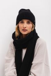 WEŁNIANY SZALIK GILDA CZARNY One size - Flawless. Czarne szaliki i chusty damskie Flawless, bez wzorów, z wełny. Za 246.50 zł.