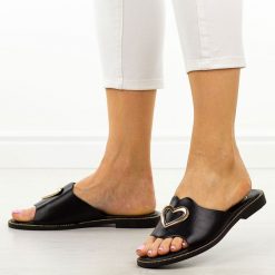 Czarne płaskie klapki damskie Filippo Dk6909/25. Czarne klapki damskie Filippo, z aplikacjami, z jeansu, eleganckie, bez obcasa, na płaskiej podeszwie. W wyprzedaży za 125.10 zł.