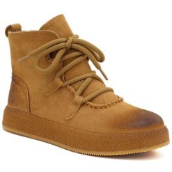Skórzane botki damskie na grubej podeszwie camel Artiker 55C1008. Brązowe botki damskie Artiker, ze skóry, bez obcasa, bez zapięcia. Za 299.99 zł.