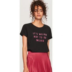 T-shirt z napisem - Czarny. Czarne t-shirty damskie Reserved, z napisami. Za 39.99 zł.