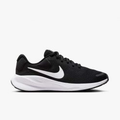 Buty do biegania damskie Nike Revolution 7. Czarne obuwie sportowe damskie Nike, bez wzorów, z materiału, do biegania, nike revolution. Za 482.00 zł.