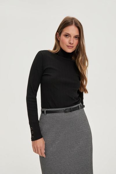 Bawełniany golf czarny. Czarne bluzki damskie MOODO, l, bez wzorów, z bawełny, bez kołnierzyka, bez ramiączek. Za 69.99 zł.