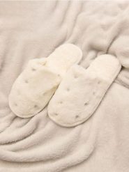 Kapcie - kremowy. Białe kapcie damskie Sinsay, bez wzorów, z futra. Za 19.99 zł.