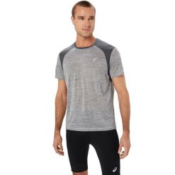 T-shirty Męskie - ASICS Road SS Top - Szary. Szare koszulki sportowe męskie Asics, m, bez wzorów, bez kołnierzyka, bez ramiączek, do biegania. Za 192.80 zł.