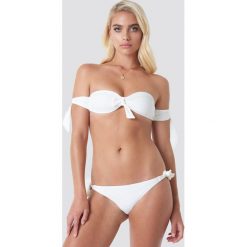 NA-KD Swimwear Dół bikini z wiązaniem - White. Bikini damskie marki NA-KD Swimwear. W wyprzedaży za 20.47 zł.