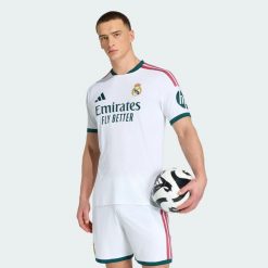 Koszulka podstawowa Real Madryt 26/27 Authentic. Białe koszulki sportowe męskie Adidas, l, bez wzorów, z dzianiny, bez kołnierzyka, bez ramiączek, do piłki nożnej, climacool (adidas). Za 649.00 zł.
