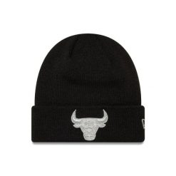 Czapka zimowa New Era NBA Chicago Bulls Metallic Black Cuff Knit Beanie 60691272. Czarne czapki i kapelusze męskie New Era, na zimę, bez wzorów, sportowe. Za 148.35 zł.