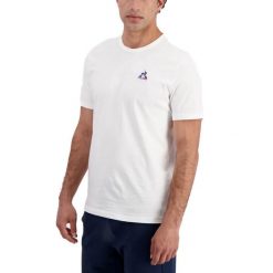 Koszulki Le Coq Sportif Model Ess Tee Ss N Kolor Biały. Białe koszulki sportowe męskie le coq sportif, m, bez wzorów, z bawełny, bez kołnierzyka, bez ramiączek, na fitness i siłownię. Za 165.00 zł.