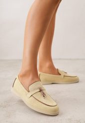 Żółte Mokasyny z Imitacji Zamszu Zdobione Aplikacją z Zawieszkami Peleg. Żółte mokasyny damskie Born2be, z jeansu, biznesowe. Za 99.99 zł.