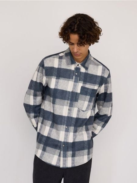 Koszula z imitacji zamszu regular fit - wielobarwny. Koszule męskie Reserved, l, bez wzorów, bez kołnierzyka, bez ramiączek. Za 139.99 zł.