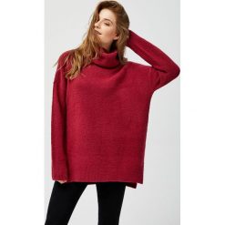 Sweter oversize z golfem. Swetry damskie MOODO, xs, bez wzorów, bez kołnierzyka, bez ramiączek, bez kaptura. Za 49.99 zł.