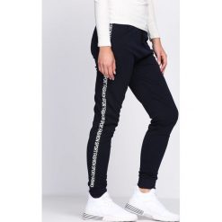 Granatowe Spodnie Dresowe Accidental. Niebieskie spodnie dresowe damskie Born2be, z dresówki. Za 39.99 zł.