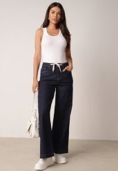 Niebieskie Bawełniane Szerokie Jeansy z Wysokim Stanem Ozdobione Wiązaniem Lilinieth. Niebieskie jeansy damskie Born2be, z podwyższonym stanem. Za 99.99 zł.