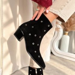 Czarne zamszowe skórzane botki damskie Scaviola S1-40. Czarne botki damskie Sca'viola, na jesień, z jeansu, eleganckie, bez obcasa, na obcasie, bez zapięcia. Za 519.00 zł.