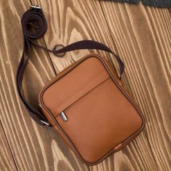 Saszetka męska skórzana na ramię koniakowa miejska Abruzzo ABR-44-CG. Szare saszetki męskie ze skóry, eleganckie. Za 99.00 zł.