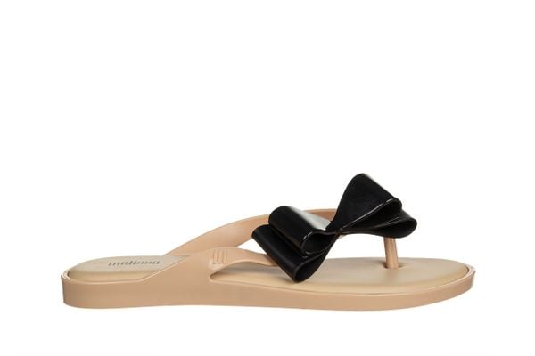 Japonki Melissa Flip Flop Cute Ad Beige Black 010457, Beżowy, Guma - 40. Brązowe klapki damskie Melissa, bez wzorów, z gumy, bez obcasa, na płaskiej podeszwie. W wyprzedaży za 224.10 zł.