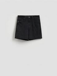 Jeansowe szorty z podwiniętą nogawką - czarny. Czarne szorty damskie Reserved, bez wzorów, z bawełny. Za 89.99 zł.