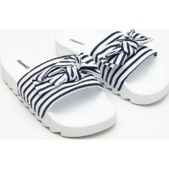 Klapki z materiałowym wiązaniem - Biały. Klapki damskie Cropp. Za 49.99 zł.