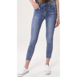 Niebieskie Jeansy Flattering. Jeansy damskie marki Born2be. Za 79.99 zł.