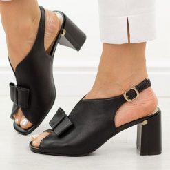 Czarne skórzane sandały damskie na słupku M.Daszyński 25112-5. Czarne sandały damskie M.Daszyński, z aplikacjami, ze skóry, bez obcasa, na słupku, bez zapięcia. Za 199.00 zł.