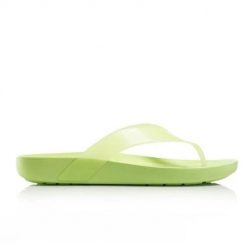 Japonki Dla Dorosłych Crocs Splash Glossy Flip. Zielone klapki damskie Crocs, bez wzorów, z materiału, bez obcasa. Za 99.99 zł.