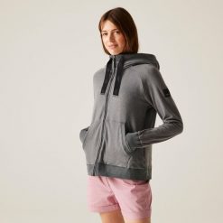 Bluza turystyczna damska Tralia z kapturem. Szare bluzy sportowe damskie Regatta, bez wzorów, z elastanu, z kapturem, trekkingowe. W wyprzedaży za 249.99 zł.