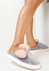 Szare Kapcie z Futerka Ozdobione Pluszową Kokardą Omanta. Szare kapcie damskie Born2be, bez wzorów, z futra, z okrągłym noskiem. Za 29.99 zł.
