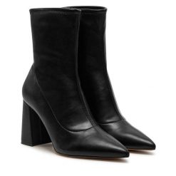 Botki Aldo. Czarne botki damskie Aldo, bez obcasa, na słupku, bez zapięcia. Za 329.99 zł.