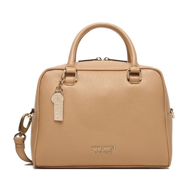 Torebka Nine West. Brązowe torebki do ręki damskie Nine West, bez wzorów, klasyczne, bez dodatków. Za 213.99 zł.