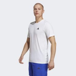 Train Essentials Feelready Training Tee. Białe buty sportowe męskie Adidas, z materiału, bez zapięcia, na fitness i siłownię. Za 129.00 zł.