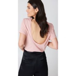 NA-KD Basic T-shirt z odkrytymi plecami - Pink. Różowe t-shirty damskie NA-KD Basic, z bawełny, z dekoltem na plecach. W wyprzedaży za 26.48 zł.