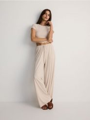 Spodnie dresowe - kremowy. Białe spodnie dresowe damskie Reserved, l, bez wzorów, z dresówki. W wyprzedaży za 29.99 zł.