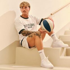 Koszulka męska fitness oversize biała Varsity. Białe koszulki sportowe męskie GYMBEAM, m, bez wzorów, z bawełny, bez kołnierzyka, bez ramiączek, na fitness i siłownię. Za 88.90 zł.