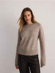 Sweter z ozdobną aplikacją - beżowy. Brązowe swetry damskie Reserved, l, z aplikacjami, z dzianiny, bez kołnierzyka, bez ramiączek, bez kaptura. W wyprzedaży za 79.99 zł.