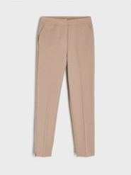 Spodnie slim fit - beżowy. Brązowe spodnie materiałowe damskie Sinsay, l, bez wzorów. W wyprzedaży za 29.99 zł.