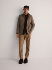 Kurtka z wełną - beżowy. Brązowe kurtki męskie Reserved, l, bez wzorów, z dzianiny, bez kaptura. W wyprzedaży za 99.99 zł.