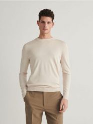 Wiskozowy sweter - pastelowy róż. Czerwone swetry przez głowę męskie Reserved, l, bez wzorów, z dzianiny, bez kołnierzyka. W wyprzedaży za 39.99 zł.