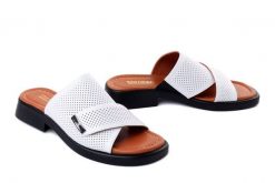 Artiker Relaks 58C2791 biały, klapki damskie. Białe klapki damskie Artiker Relaks, bez wzorów, bez obcasa. Za 219.90 zł.