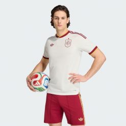 Koszulka wyjazdowa Hiszpania 26 Authentic. Białe koszulki sportowe męskie Adidas, l, bez wzorów, z materiału, bez kołnierzyka, bez ramiączek, do piłki nożnej, climacool (adidas). Za 649.00 zł.