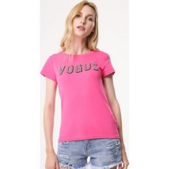 Fuksjowy T-shirt Radicalise. Bluzki damskie Born2be, l, bez wzorów, z dzianiny, klasyczne, bez kołnierzyka. Za 39.99 zł.